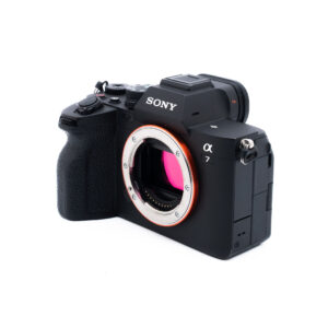 Sony A7 IV 3766-4 Musta Sony Alpha 7 -peilittömän digitaalikameran runko ilman objektiivia, jossa näkyy kenno ja objektiivin kiinnitys valkoista taustaa vasten.