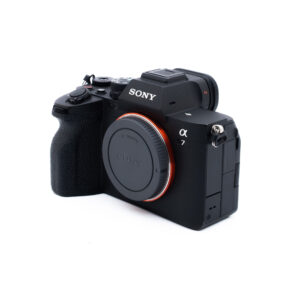 Sony A7 IV 3766-5 Musta Sony Alpha 7 -peilittömän digitaalikameran runko ilman objektiivia, kuvattuna kuvakulmasta, jossa korostuvat kahva, painikkeet ja tuotemerkki.