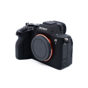 Sony A7 IV 3766-5 Musta Sony Alpha 7 -peilittömän digitaalikameran runko ilman objektiivia, kuvattuna kuvakulmasta, jossa korostuvat kahva, painikkeet ja tuotemerkki.