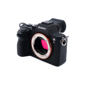 Sony A7R III 8638-4 Sony Alpha 7R -peilittömän digitaalikameran runko ilman objektiivia, jossa näkyy valotettu kenno ja kameran säätimet valkoista taustaa vasten.