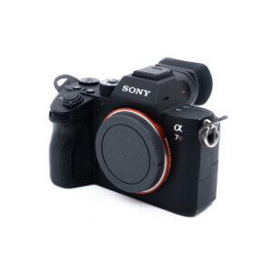 Sony A7R III 8638-5 Musta peilitön Sony Alpha 7R -digitaalikamera, jossa on objektiivin suojus ja joka on sijoitettu vinoon valkoiselle taustalle.