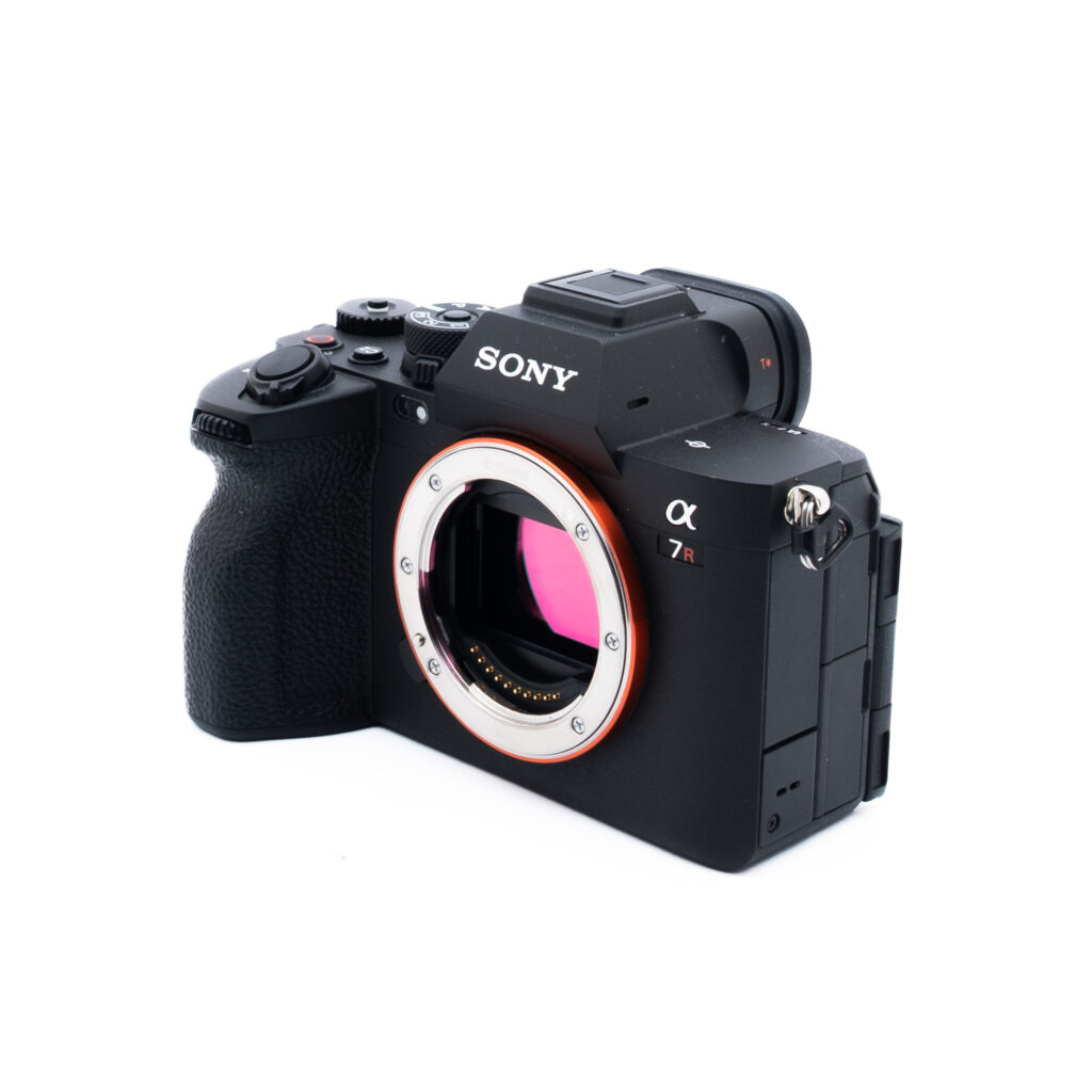 Sony A7R V 0622-4 Musta Sony Alpha 7R -digitaalikameran runko näkyy valkoisella taustalla ilman objektiivia, jolloin kameran kiinnityksen sisällä oleva kenno paljastuu.