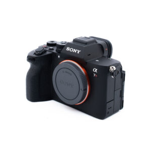 Sony A7R V 0622-5 Musta Sony Alpha 7R -peilitön digitaalikamera näkyy valkoisella taustalla hieman vasemmalle suunnattuna, ilman kiinnitettyä objektiivia ja objektiivin suojus paikallaan.