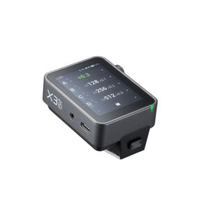 X3Pro1 Pienikokoinen, musta Godox X3Pro C 2.4G -kosketusnäytöllinen lähetin Canonille, jonka näytössä on numeeriset asetukset, X3 Pro -merkintä sivulla, USB-portti ja kiinnike pohjassa.