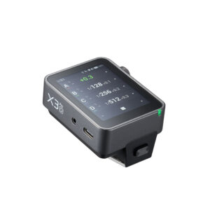 X3Pro1OP Godox X3Pro O 2.4G kosketusnäyttö lähetin -Olympus/Panasonic on kompakti musta kameran lisävaruste, jossa on kosketusnäyttö salaman ohjausta varten, merkittyjä portteja, kuumakenkäkiinnitys ja "X3 Pro" teksti kyljessä.