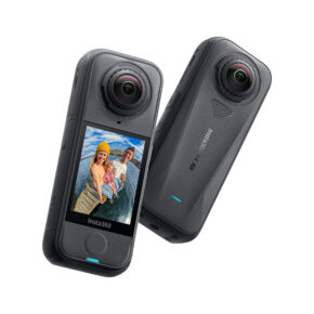 Kuvassa on kaksi Insta360 X4 Air Standard Bundle -toimintakameraa. Toinen näyttää värinäytöllä kuvan kahdesta ihmisestä ulkona, kun taas toinen näyttää sivukuvan, jossa on tuotemerkki ja kaksi kalansilmälinssiä.