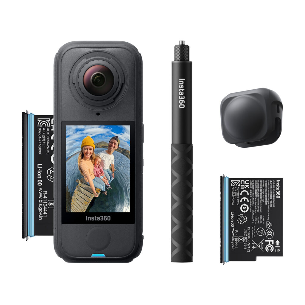 X4Air1bundle Insta360 X4 Air Starter Bundle -toimintakamera, jonka näytöllä näkyy pari, kaksi akkua, suojaava linssinsuojus ja musta Insta360 selfie-tikku valkoisella pohjalla.