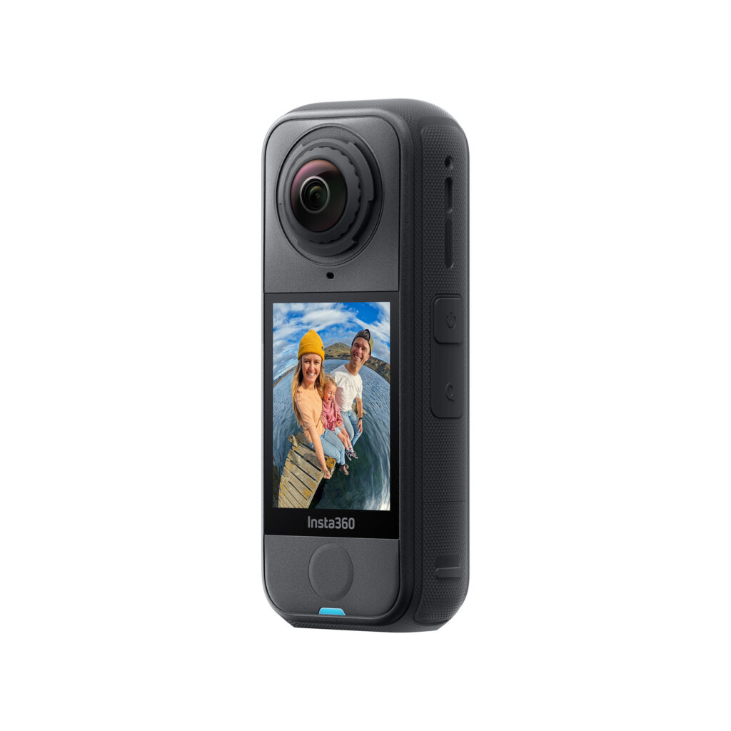 X4Air2 Musta Insta360 X4 Air Standard Bundle -actionkamera, jossa on kosketusnäyttö, näyttää hymyilevän miehen ja naisen ulkoiluvaatteissa, jotka seisovat puisella laiturilla veden äärellä sinisen taivaan alla.