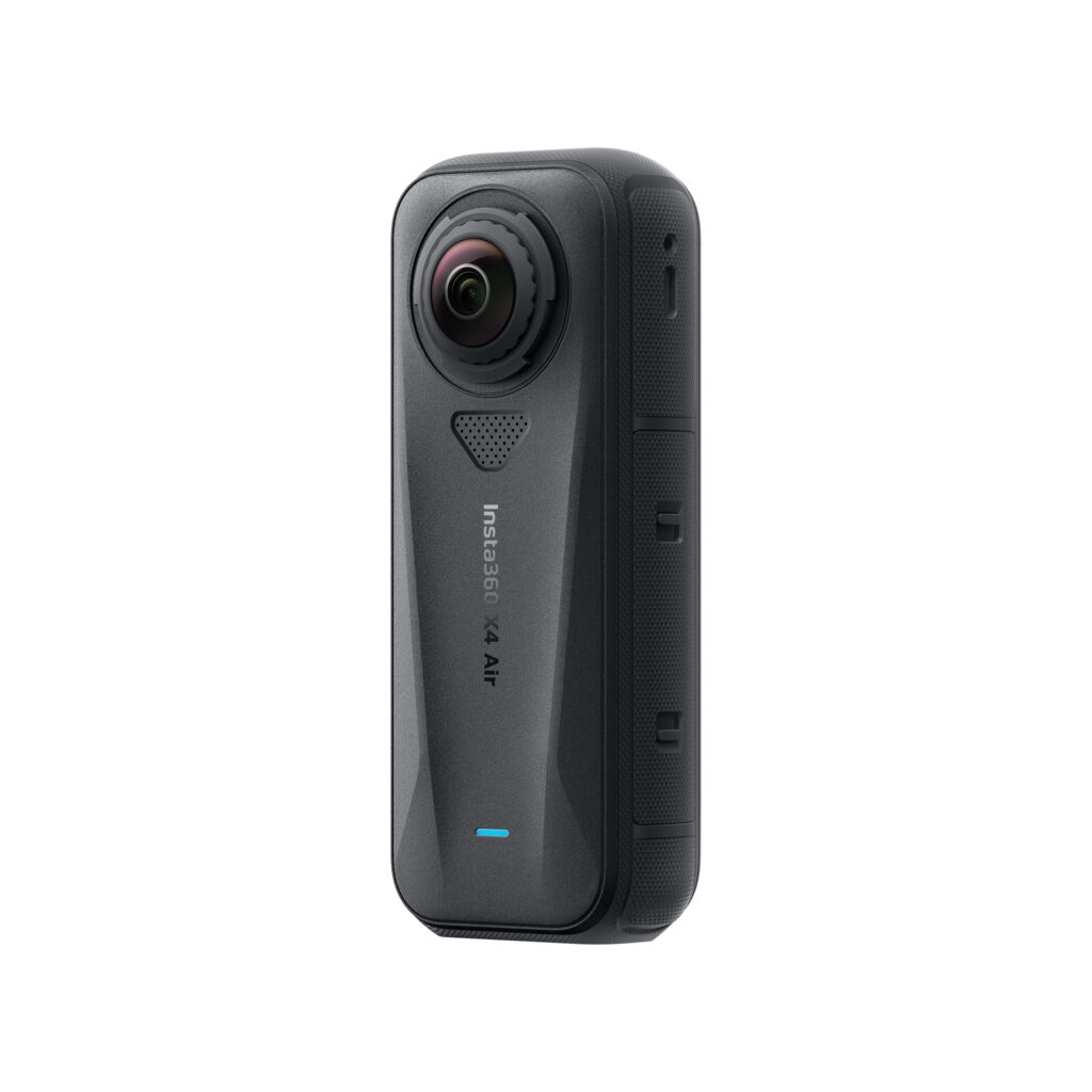 X4Air3 Musta Insta360 X4 Air Standard Bundle -toimintakamera seisoo pystyasennossa valkoisella pohjalla korostaen sen pyöristettyä linssiä, minimalistisia painikkeita ja hienovaraista tuotemerkkiä.
