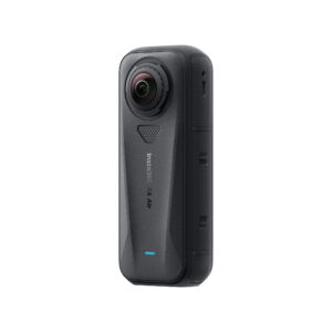 X4Air3 Musta Insta360 X4 Air Standard Bundle -toimintakamera seisoo pystyasennossa valkoisella pohjalla korostaen sen pyöristettyä linssiä, minimalistisia painikkeita ja hienovaraista tuotemerkkiä.