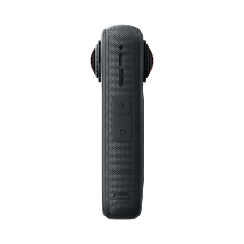 X4Air4 Insta360 X4 Air Standard Bundle -toimintakamera näkyy sivulta mustana, ja siinä on kuvioitu kahva, kaksi painiketta ja linssin reunat molemmin puolin valkoista taustaa vasten.