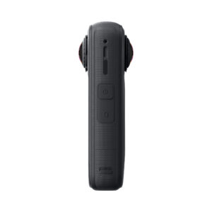 X4Air4 Insta360 X4 Air Standard Bundle -toimintakamera näkyy sivulta mustana, ja siinä on kuvioitu kahva, kaksi painiketta ja linssin reunat molemmin puolin valkoista taustaa vasten.