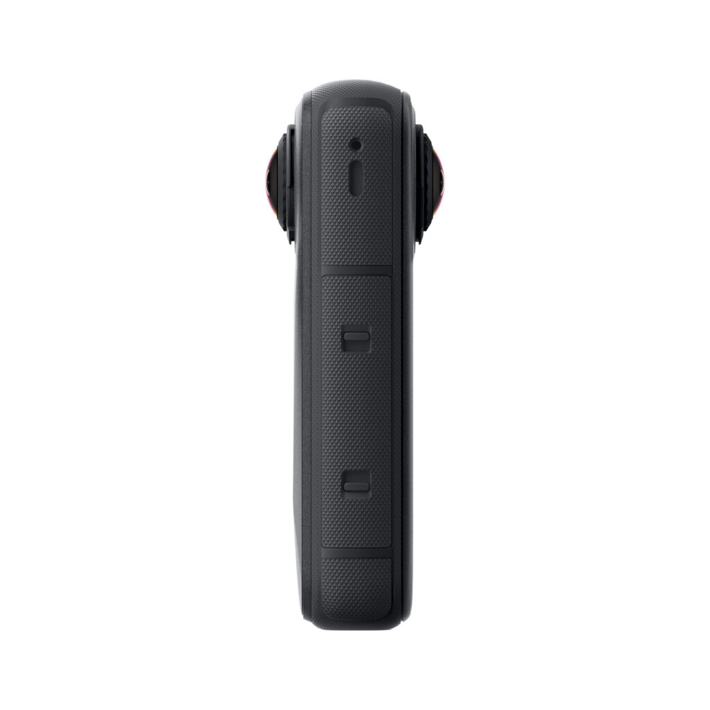 X4Air5 Insta360 X4 Air Standard Bundle -toimintakameran sivukuva mustana, jossa on suorakulmainen muotoilu, kaksi ulkonevaa linssinsuojusta ja kuvioitu kahva valkoista taustaa vasten.