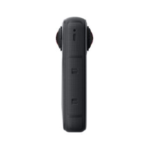 X4Air5 Insta360 X4 Air Standard Bundle -toimintakameran sivukuva mustana, jossa on suorakulmainen muotoilu, kaksi ulkonevaa linssinsuojusta ja kuvioitu kahva valkoista taustaa vasten.