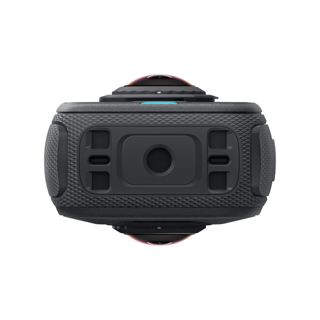 X4Air6 Lähikuva mustasta Insta360 X4 Air Standard Bundle -toimintakamerasta, jossa on kuvioitu kahva, useita painikkeita ja näkyvä linssi valkoista taustaa vasten.