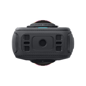X4Air6 Lähikuva mustasta Insta360 X4 Air Standard Bundle -toimintakamerasta, jossa on kuvioitu kahva, useita painikkeita ja näkyvä linssi valkoista taustaa vasten.