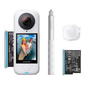 X4AirWhite11 Insta360 X4 Air Starter Bundle Arctic White actionkamera, jossa on selfie-keppi, suojakotelo ja kaksi akkua. Sen näytöllä näkyy rantaselfie kahdesta hymyilevästä ihmisestä, joista toisella on keltainen hattu.