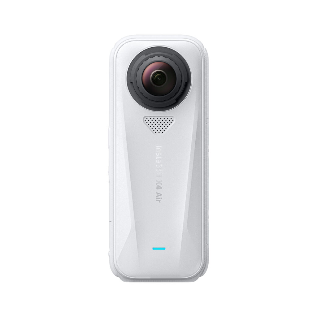 X4AirWhite2 Valkoinen Insta360 X4 Air Starter Bundle -toimintakamera seisoo pystyssä, ja sen yläosassa on suuri linssi, sen alapuolella kaiutinsäleikkö ja minimalistinen etupuolen tuotemerkki.