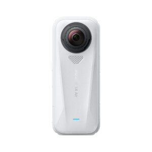 X4AirWhite2 Valkoinen Insta360 X4 Air Starter Bundle -toimintakamera seisoo pystyssä, ja sen yläosassa on suuri linssi, sen alapuolella kaiutinsäleikkö ja minimalistinen etupuolen tuotemerkki.