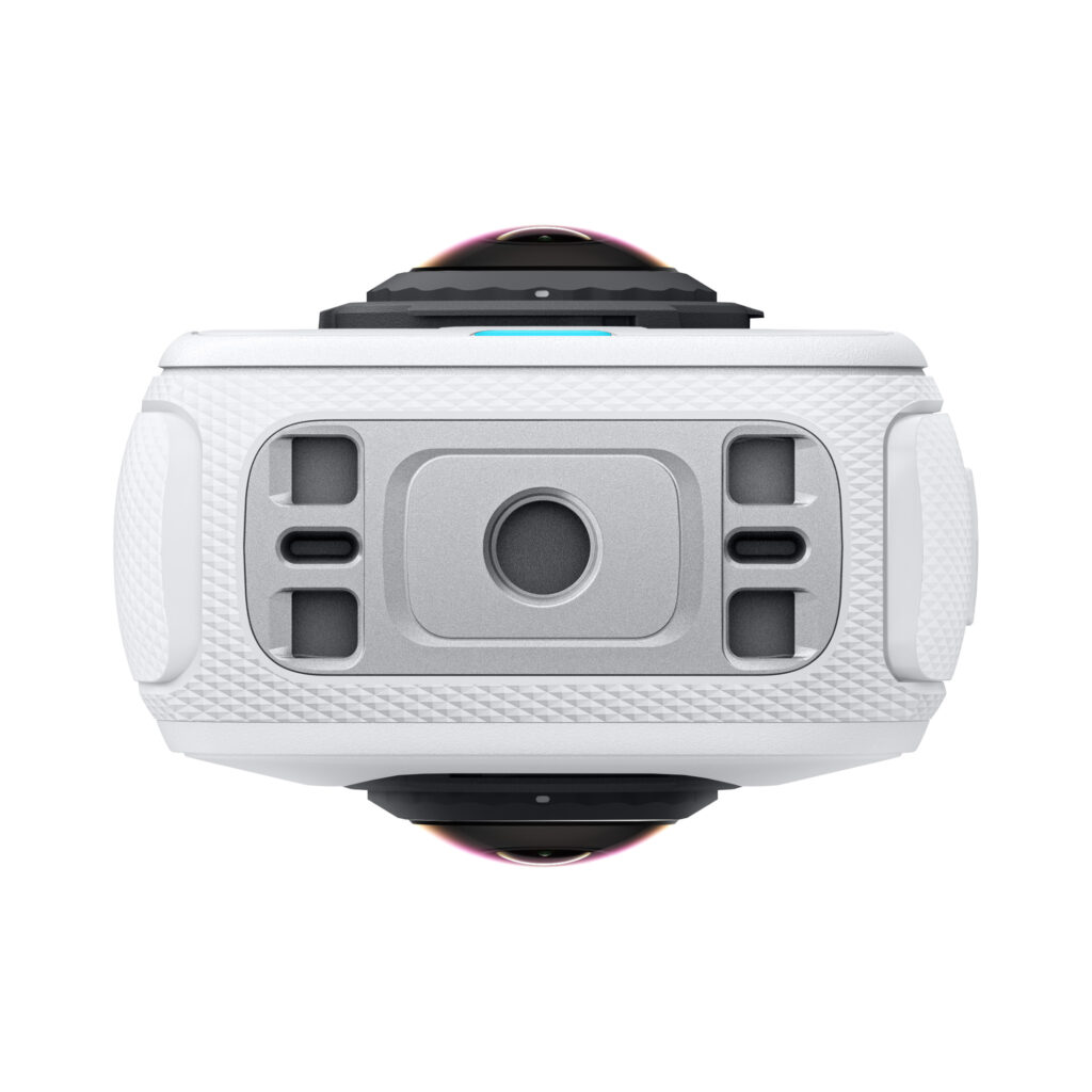 X4AirWhite3 Insta360 X4 Air Starter Bundle -toimintakamera ylhäältä, jossa on kuvioidut sivukahvat, keskeinen pyöreä linssi ja erilaisia painikkeita ja aukkoja linssin ympärillä.