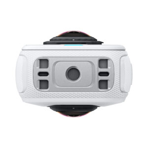 X4AirWhite3 Insta360 X4 Air Starter Bundle -toimintakamera ylhäältä, jossa on kuvioidut sivukahvat, keskeinen pyöreä linssi ja erilaisia painikkeita ja aukkoja linssin ympärillä.