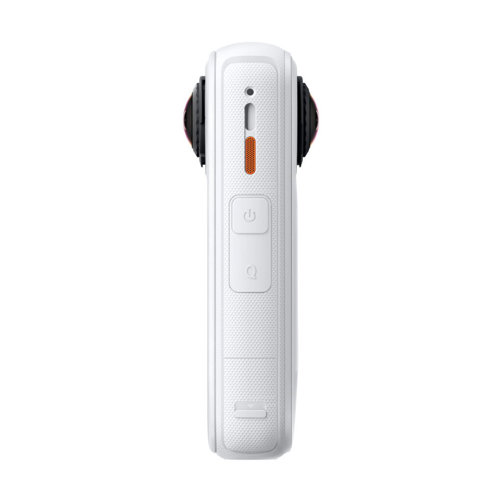 X4AirWhite4 Insta360 X4 Air Starter Bundle -toimintakamera näkyy sivulta, ja siinä on kuvioitu kahva, kaksi suurta painiketta, oranssilla merkitty liukukytkin sekä mustat ja punaiset linssit molemmissa reunoissa valkoista taustaa vasten.