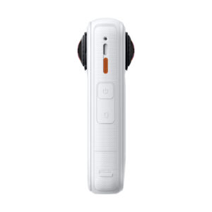 X4AirWhite4 Insta360 X4 Air Starter Bundle -toimintakamera näkyy sivulta, ja siinä on kuvioitu kahva, kaksi suurta painiketta, oranssilla merkitty liukukytkin sekä mustat ja punaiset linssit molemmissa reunoissa valkoista taustaa vasten.