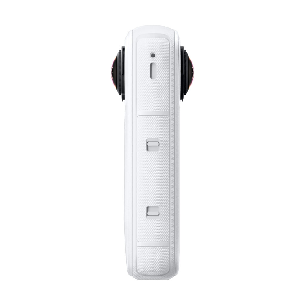 X4AirWhite5 Insta360 X4 Air Starter Bundle -toimintakameran sivukuvassa näkyy kaksi suorakulmaista painiketta, pieni pyöreä portti yläpuolella ja kalansilmälinssien reunat molemmilla sivuilla.