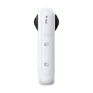 X4AirWhite5 Insta360 X4 Air Starter Bundle -toimintakameran sivukuvassa näkyy kaksi suorakulmaista painiketta, pieni pyöreä portti yläpuolella ja kalansilmälinssien reunat molemmilla sivuilla.