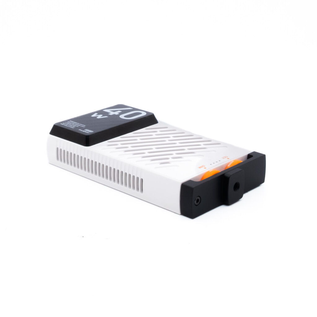 Zhiyun M40-1 Valkoinen suorakaiteen muotoinen elektroninen laite, jossa on merkintä 40W ja jossa on tuuletusaukot, oranssit asteikot ja musta osa toisessa päässä, sijoitettu valkoiselle taustalle.