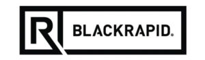 Mustavalkoinen logo, jossa on lihavoitu R-kirjain neliön sisällä, vieressä sana BLACKRAPID isoilla kirjaimilla suorakulmaisen reunuksen sisällä.