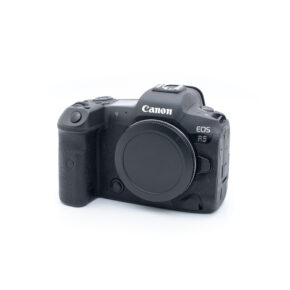 canon_r5_01-1 Käytetty Canon EOS R5 (SC 19000, Kunto K5, Takuuta 12kk, sis. ALV 25.5%) kamerarunko mustana, objektiivi kiinnittämättä, etupuolella valkoisella taustalla.