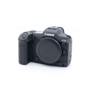 canon_r5_01-1 Käytetty Canon EOS R5 (SC 19000, Kunto K5, Takuuta 12kk, sis. ALV 25.5%) kamerarunko mustana, objektiivi kiinnittämättä, etupuolella valkoisella taustalla.
