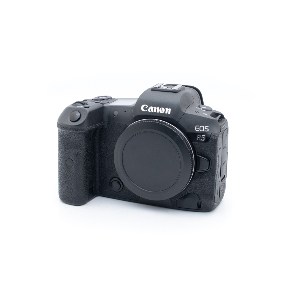 canon_r5_01-1 Käytetty Canon EOS R5 (SC 19000, Kunto K5, Takuuta 12kk, sis. ALV 25.5%) kamerarunko mustana, objektiivi kiinnittämättä, etupuolella valkoisella taustalla.