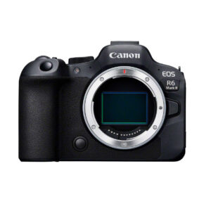 canon_r6_mark_ii (1) Canon EOS R6 Mark II -järjestelmäkamera, kuvattuna edestä ilman objektiivia: kameran sensorit ja objektiivikiinnitys näkyvät. Nyt 250€ alennus.