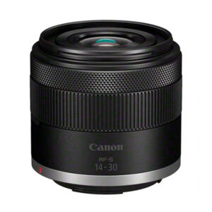 Musta Canon RF-S 14-30mm f/4-6.3 IS STM PZ -objektiivi näkyy valkoista taustaa vasten, ja siinä on kuvioitu tarkennusrengas ja etupuolelle painettu "Canon RF-S 14-30".