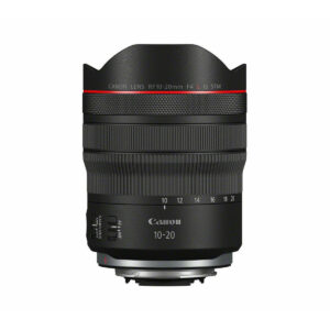 Canon RF 10-20mm f/4 L IS STM -objektiivi, jossa on musta runko, punainen rengas, säätökytkimet ja yksityiskohtaiset zoomausmerkinnät, on esitetty pystyssä. Saat nyt 200€ alennus!.