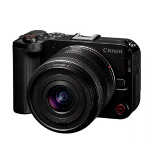 Musta Canon EOS R50 V -kamera, jossa on suuri RF-S 14-30mm f/4-6.3 IS STM PZ -objektiivi, näkyvät painikkeet, näkyvä kahva ja Canon-brändi etupuolella, nyt 200 € alennus.