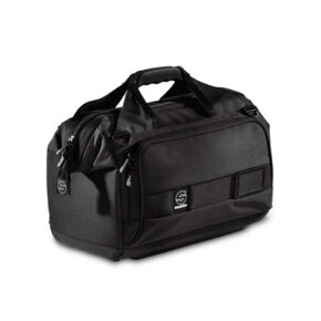 Sachtler Dr. Bag 3 (SC003) - Käytetty on musta, suorakulmainen pussukka, jossa on useita vetoketjulokeroita, tukevat kahvat ja pieni pyöreä logo etutaskussa.