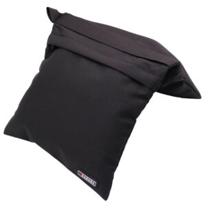 1522748186_696 Caruba Sandbag Double Pro - Large on musta, neliönmuotoinen hiekkasäkki, jossa on taittuva läppä ja punavalkoinen ABUJA-logo yhdessä kulmassa, joka on suunniteltu käytettäväksi vakauttavana painona.