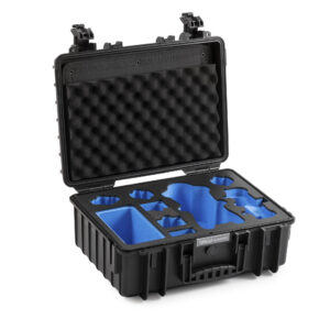 5000_PP-221_B_open-inlay-side-empty_dji-mavic-4-pro_bw-international Mustassa B&W Outdoor Cases Type 5000 for DJI Mavic 4 Pro -laitteessa on kova kuori, vaahtomuovilla pehmustettu kansi ja mukautetut siniset insertit, jotka pitävät laitteesi turvallisesti. Kuvattu avattuna valkoista taustaa vasten.
