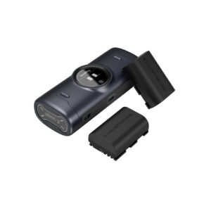 5695-1.jpg SmallRig 5695 Portable Charger Case Kit for LP-E6P Camera Batteries on pienikokoinen musta laite, jossa on pieni näyttö, ja siinä on kaksi irrotettavaa suorakaiteen muotoista Li-ion-akkupakkausta, joista toinen on osittain paikallaan ja toinen vieressä.