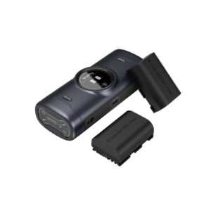 5695-1.jpg SmallRig 5695 Portable Charger Case Kit for LP-E6P Camera Batteries on pienikokoinen musta laite, jossa on pieni näyttö, ja siinä on kaksi irrotettavaa suorakaiteen muotoista Li-ion-akkupakkausta, joista toinen on osittain paikallaan ja toinen vieressä.