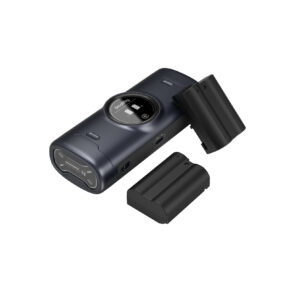 5697-1.jpg SmallRig 5697 Portable Charger Case Kit for EN-EL15c Camera Batteries -kotelosarja on kuvattu mustana, ja sen lokero on auki, ja sen vieressä on kaksi erillistä mustaa akkua valkoisella pohjalla.