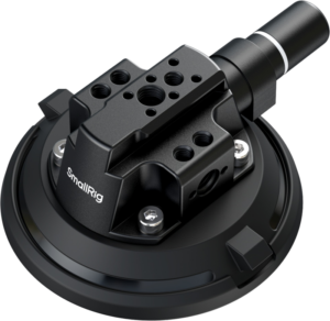 800q-01_122187 Lähikuva SmallRig 4122 Suction Cup 4" with Camera Mount -imukuppikiinnikkeellä, jossa on useita kierteitettyjä reikiä ja kiinnityspisteitä kameran tai lisävarusteiden turvallista kiinnittämistä varten. Mustassa laitteessa on metalliset ruuvit ja lieriömäinen liitin.
