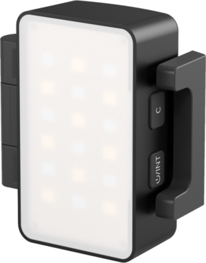 800q-01_133157 SmallRig 5745 RGBWW LED-videovalaisin DJI Osmo Pocket 3:lle on kompakti, suorakulmainen valaisin, jossa on himmeä etuosa, musta kotelo, C- ja U/INT-merkinnällä varustetut ohjauspainikkeet ja oikeanpuoleinen kiinnike.
