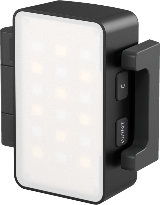 800q-01_133157 SmallRig 5745 RGBWW LED-videovalaisin DJI Osmo Pocket 3:lle on kompakti, suorakulmainen valaisin, jossa on himmeä etuosa, musta kotelo, C- ja U/INT-merkinnällä varustetut ohjauspainikkeet ja oikeanpuoleinen kiinnike.