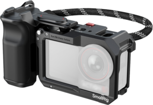 SmallRig 5602 Cage Kit DJI Osmo Action 5 Pro/4/3:lle on musta kamerahäkki, jossa on käsikahva ja punottu rannehihna, jossa on suojakehys ja SmallRig-brändi alareunassa.
