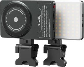 800q-01_134934 SmallRig 5505 M3 -mustesinisessä matkapuhelimen LED-videovalaisimessa on suorakulmainen muotoilu, magneettinen kiinnityslevy ja kaksi säädettävää kiinnikekiinnikettä, joiden avulla se voidaan kiinnittää turvallisesti erilaisiin pintoihin tai laitteisiin.