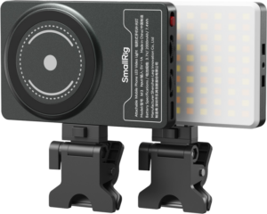 800q-01_134934 SmallRig 5505 M3 -mustesinisessä matkapuhelimen LED-videovalaisimessa on suorakulmainen muotoilu, magneettinen kiinnityslevy ja kaksi säädettävää kiinnikekiinnikettä, joiden avulla se voidaan kiinnittää turvallisesti erilaisiin pintoihin tai laitteisiin.